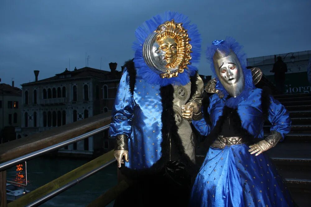 Как проходит маскарад. Маскарад в венеции 2021. Венецианский карнавал 2023. Венецианский карнавал солнце. Костюмированный бал маскарад на новый год.