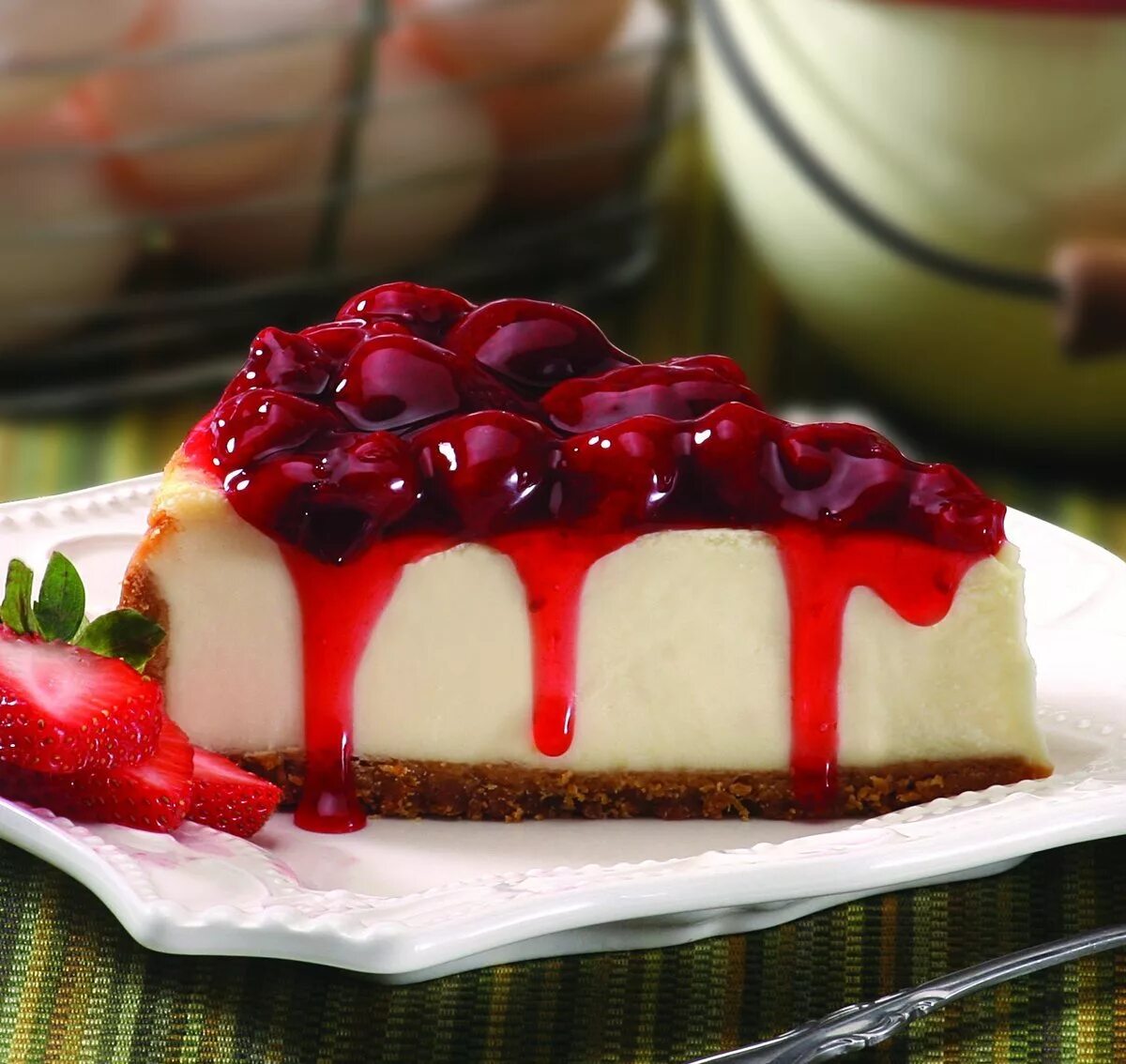 торт с вареньем. творожно вишневый чизкейк. чизкейк с джемом. чизкейк украшенный малиной. вишневый чизкейк.