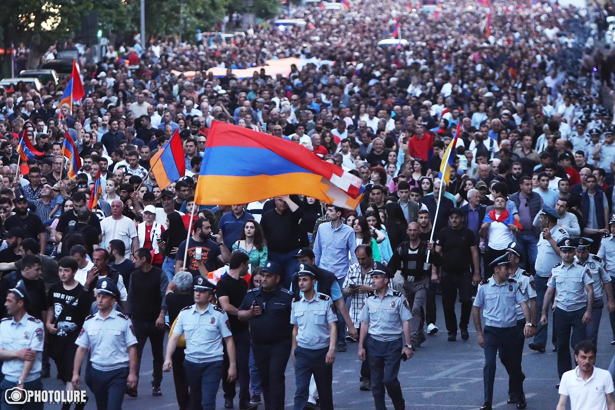 Армения участвует. Митинги в Армении. Революция в Армении. Армения люди. Митинг в Ереване.