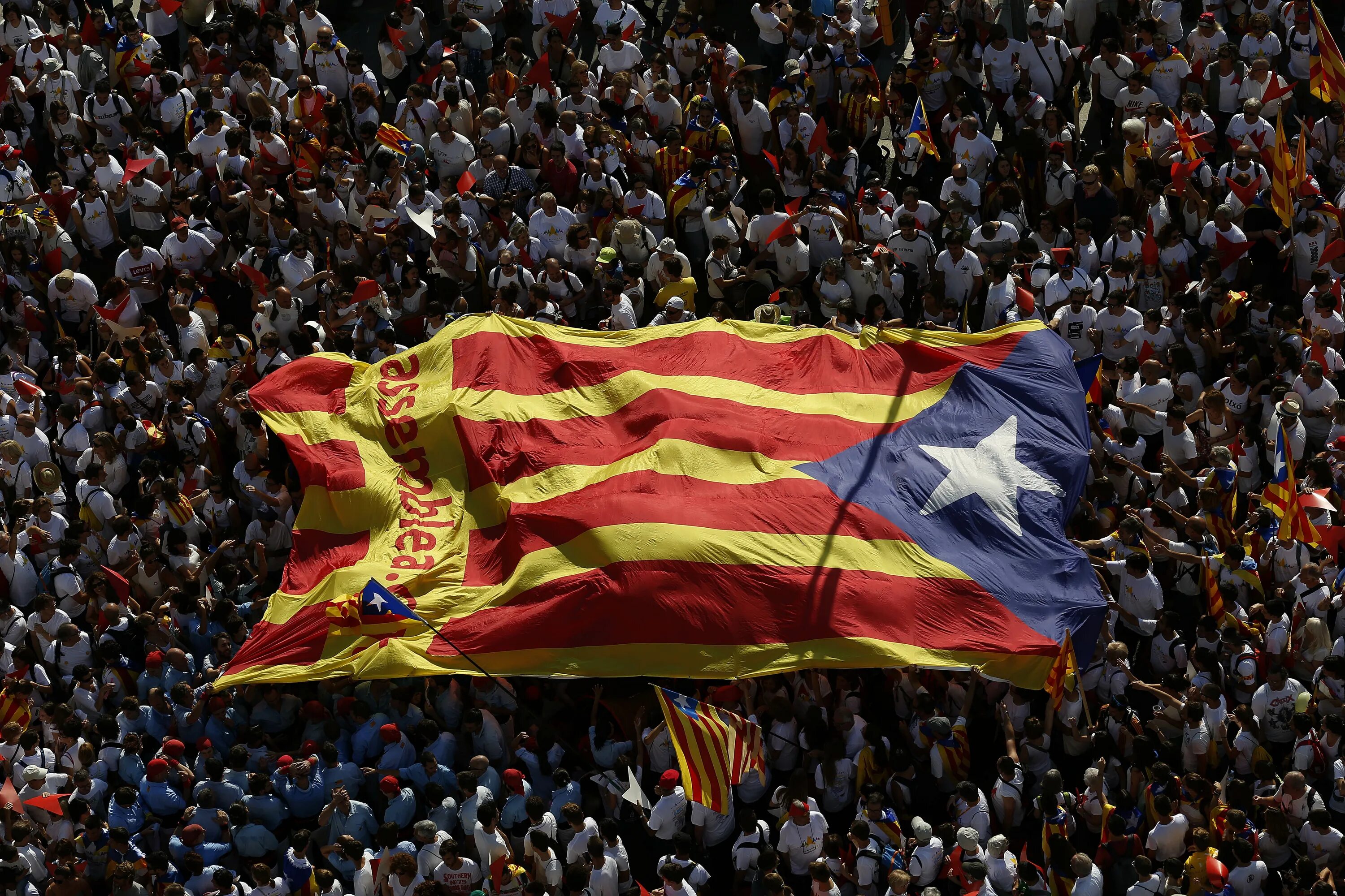 Over national. Каталония флаг независимости. Флаги Испании и Каталонии. Барселона флаг Испании Каталонии. Каталонский флаг Барселона.