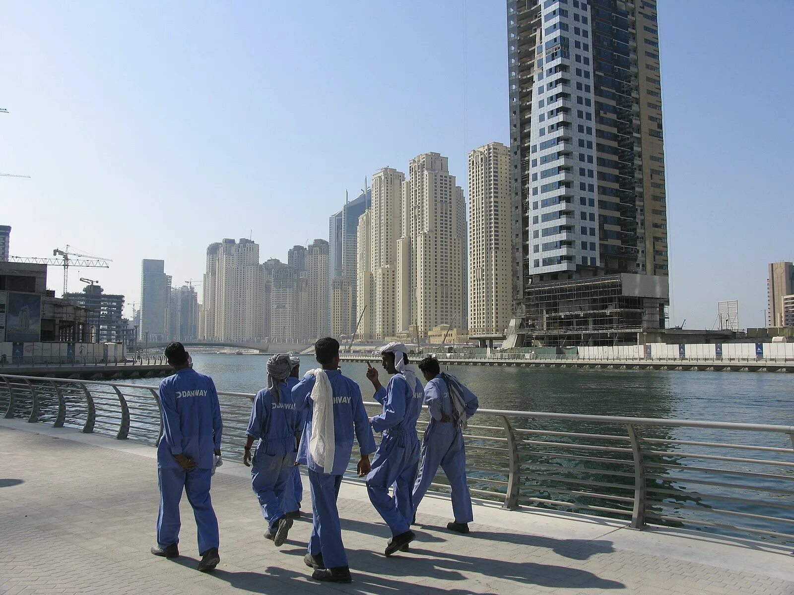 Дубай люди. Эмигранты в Дубае. Строители в ОАЭ. ОАЭ рабочие.