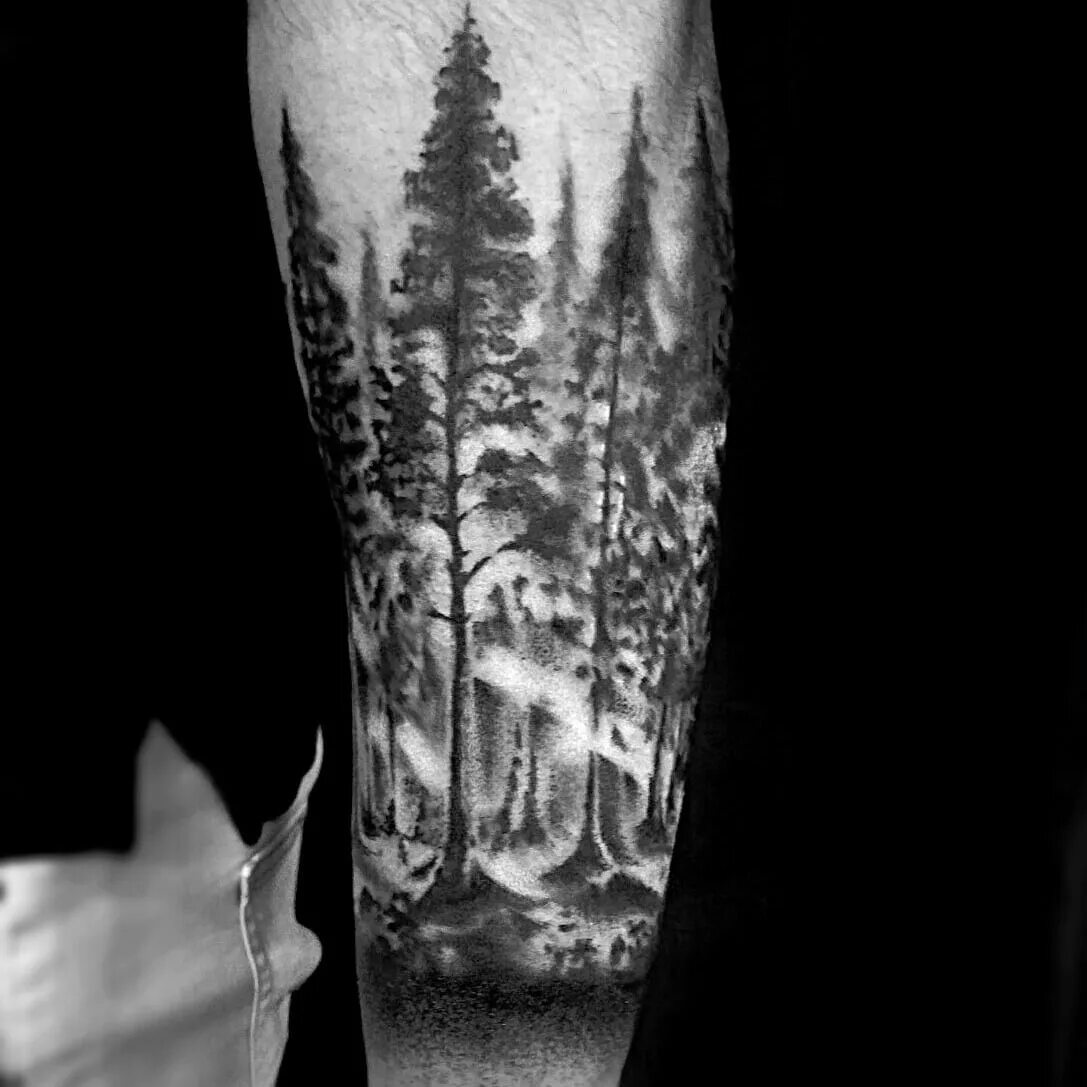 тату деревья лес блэкворк. тату лес на ноге мужские. тату на предплечье мужские лес. фон тату лес. блэкворк лес на ноге.