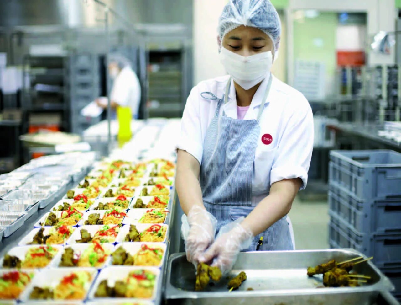 Упаковщик питания. Конвейер с едой. Пищевая промышленность Японии. Комплектовка бортового питания. Тест пищевой промышленности