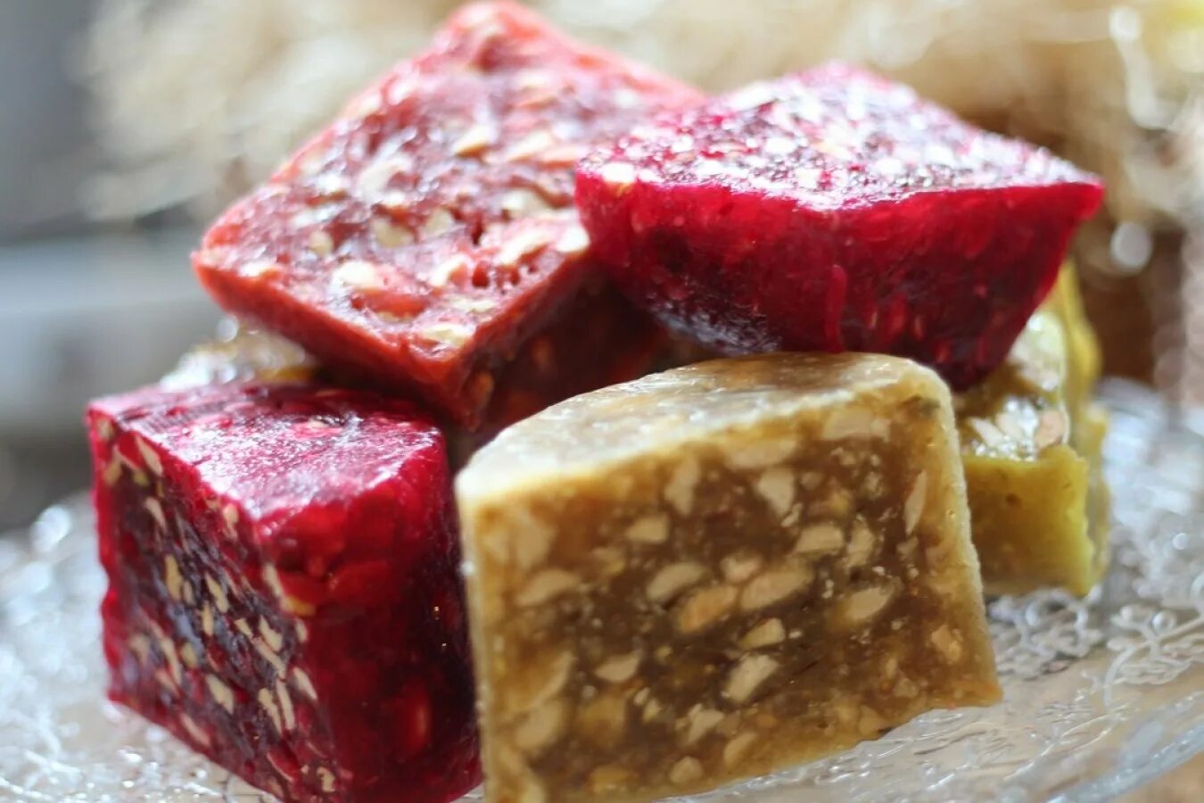 Турецкая сладость щербет нуга. Turkish delight лукум гранатовый. Компот облепихи из кизила. Лукум турецкий гранатовый. Щербет с изюмом.