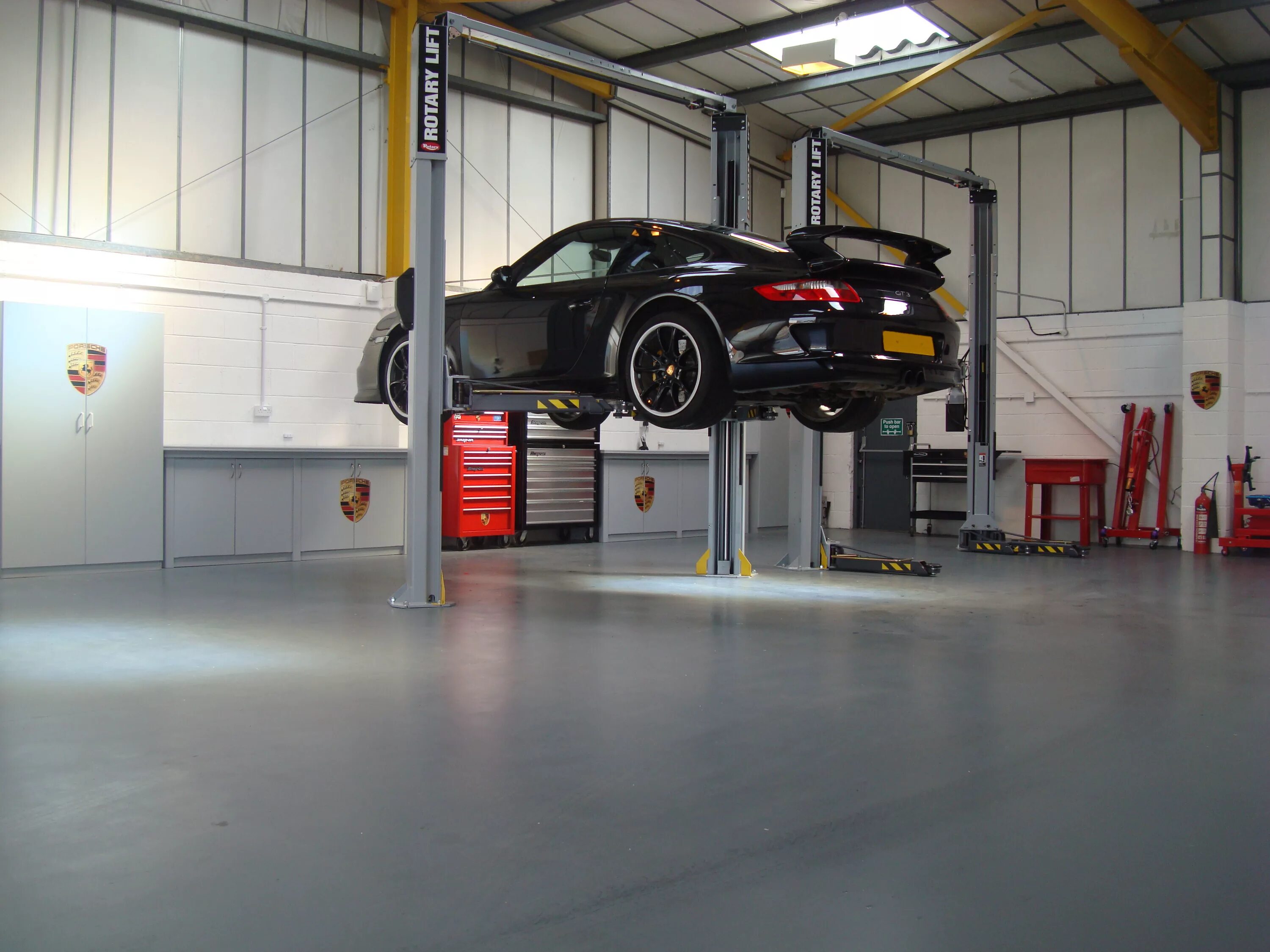 Ремонтная мастерская автомобилей. Феррари в гараже. Гараж. Vehicle garage. Обои кар паркинг.