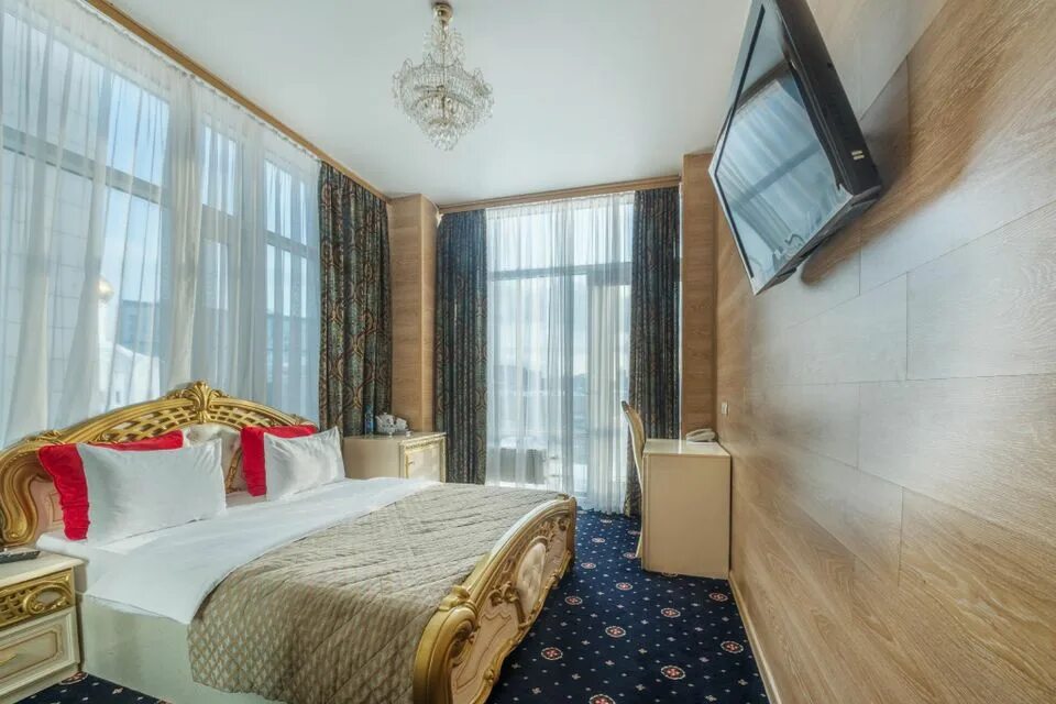 Отели белоруссии барон. Grand hotel belorusskaya. Белорусский вокзал хостел. Гостиница метро белорусская. Отзывы отель гости на белорусской москва.