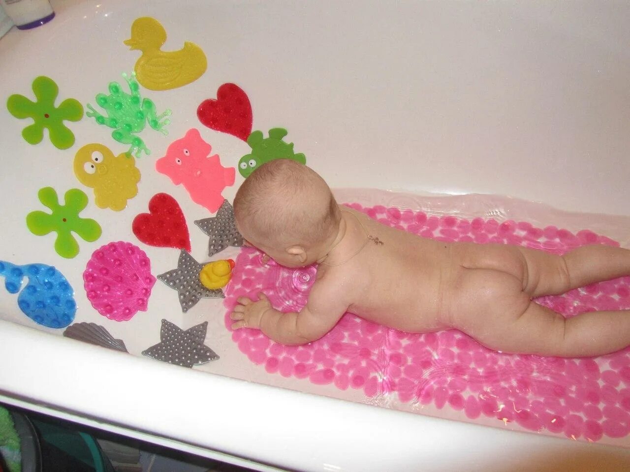 Коврик для малышей в ванную. Коврик для купания ребенка. Коврики для купания малышей в ванную. Коврик для купания ребенка в ванной. Коврик для купания в ванной