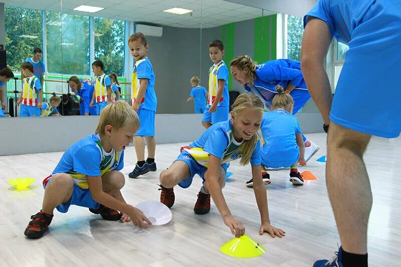 School sport club. Спортивный клуб для детей. Футбольная секция Мытищи. Фитболл груповые заняьтя. Спортшкола Лобня.