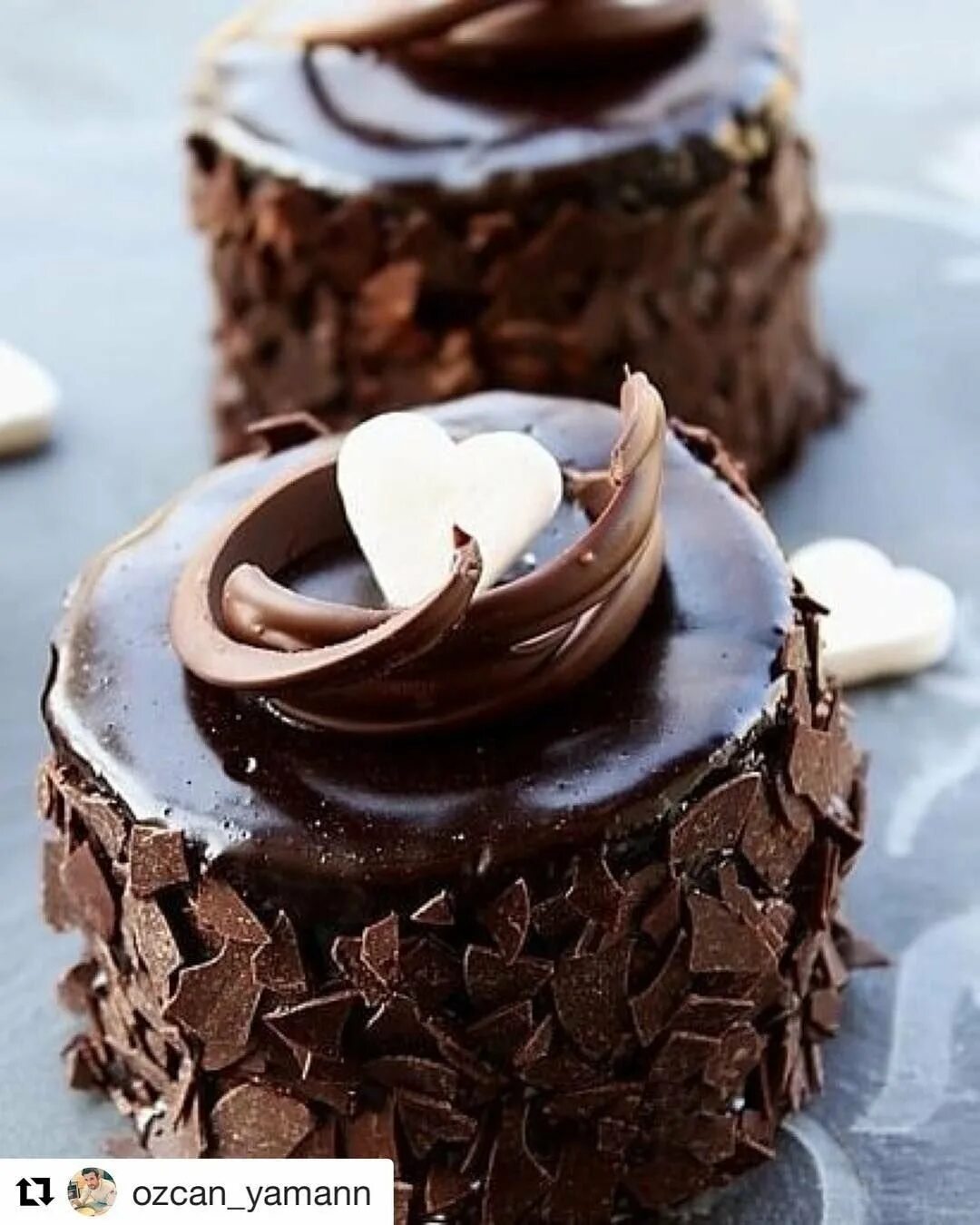 Пирожное в шоколаде. Пирожное "шоколадная бомба". Украшение шоколадного торта. Торт с шоколадным декором. Украшение торта шоколадным кремом.