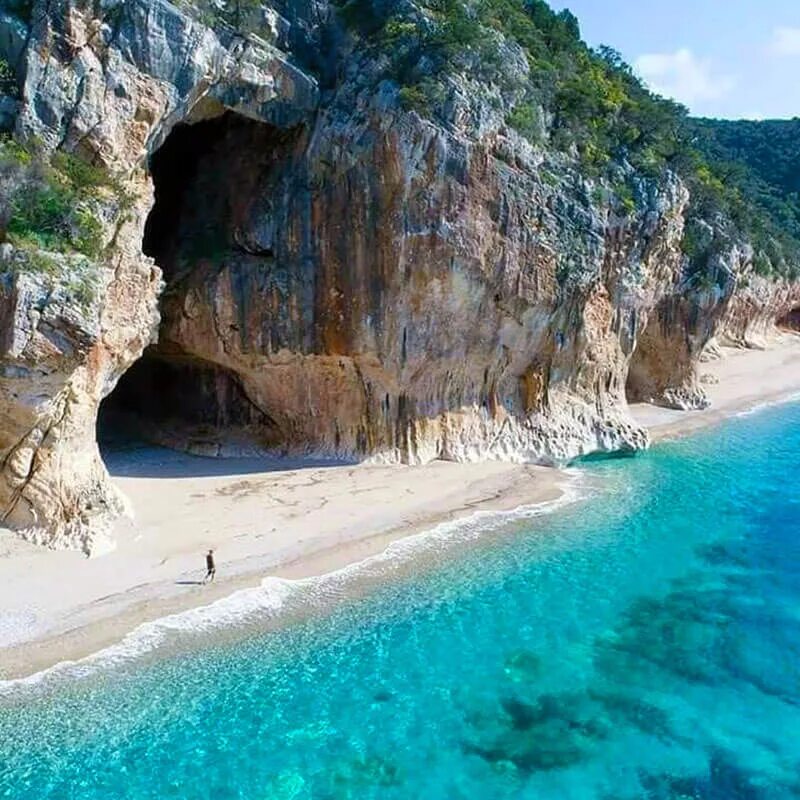 Самые красивые и интересные места. Cala Luna Сардиния Италия. Пляж кала Луна на Сардинии. Сардиния Италия пляжи. Сардиния скалы.