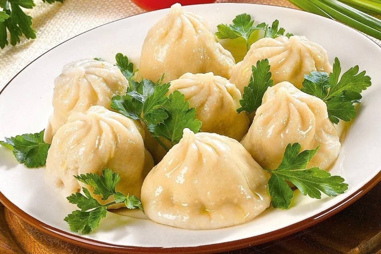 Грузия кухня хинкали. Хинкали по-грузински. Хинкали подача. Хинкали с рыбой. Хинкали грузинские.