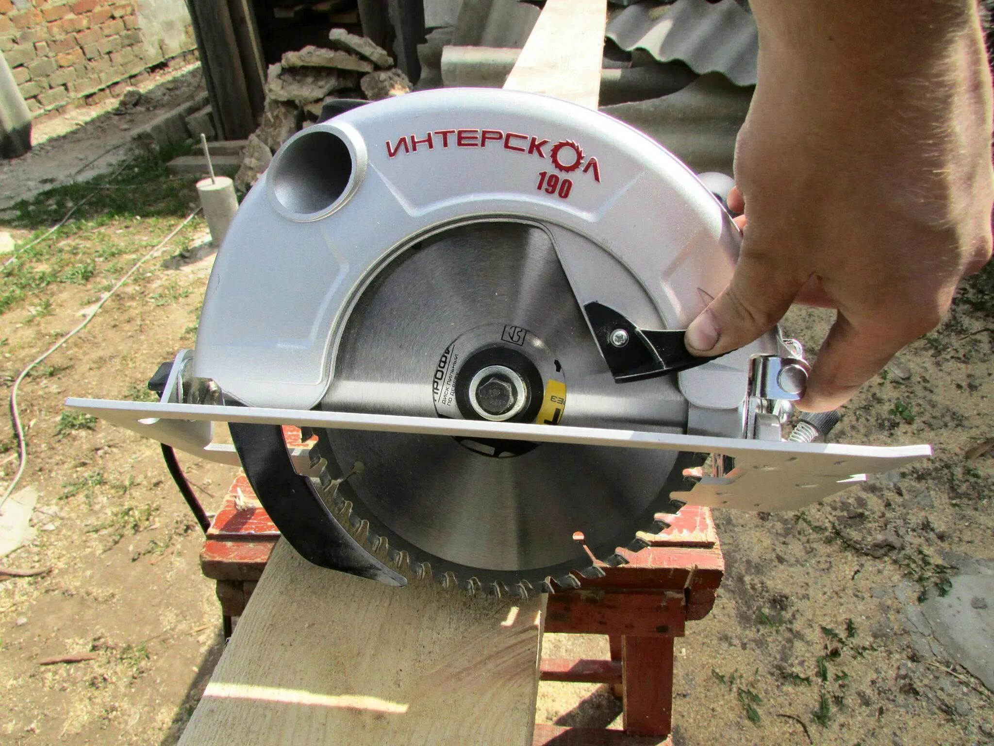 Почему циркулярка. Почему циркулярка. Ручная циркулярка по дереву. Пила циркулярная aeg ks 66-2. Макита 5008mg.