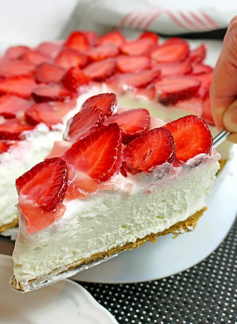 Торт «чизкейк клубничный элит» кристоф (. Чизкейк нью йорк betty cake. Клубничный чизкейк без выпечки с творогом. Клубничный чизкейк без выпечки. Чизкейк с клубникой и творогом.