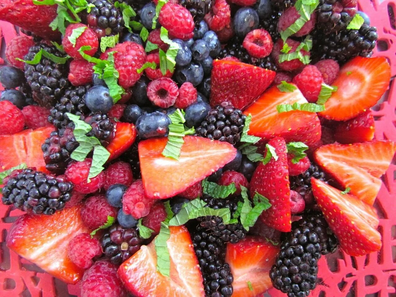 Какие ягоды фрукты в июне. Салат с ягодами. Обои на телефон ягоды и фрукты красивые. Ягоды и фрукты на юге. Обои на телефон фрукты и ягоды.
