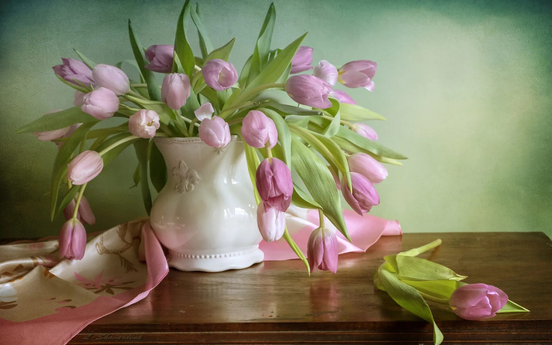 Тюльпаны в вазе. Букет тюльпанов в вазе. Красивый букет тюльпанов в вазе. Красивые тюльпаны в вазе.