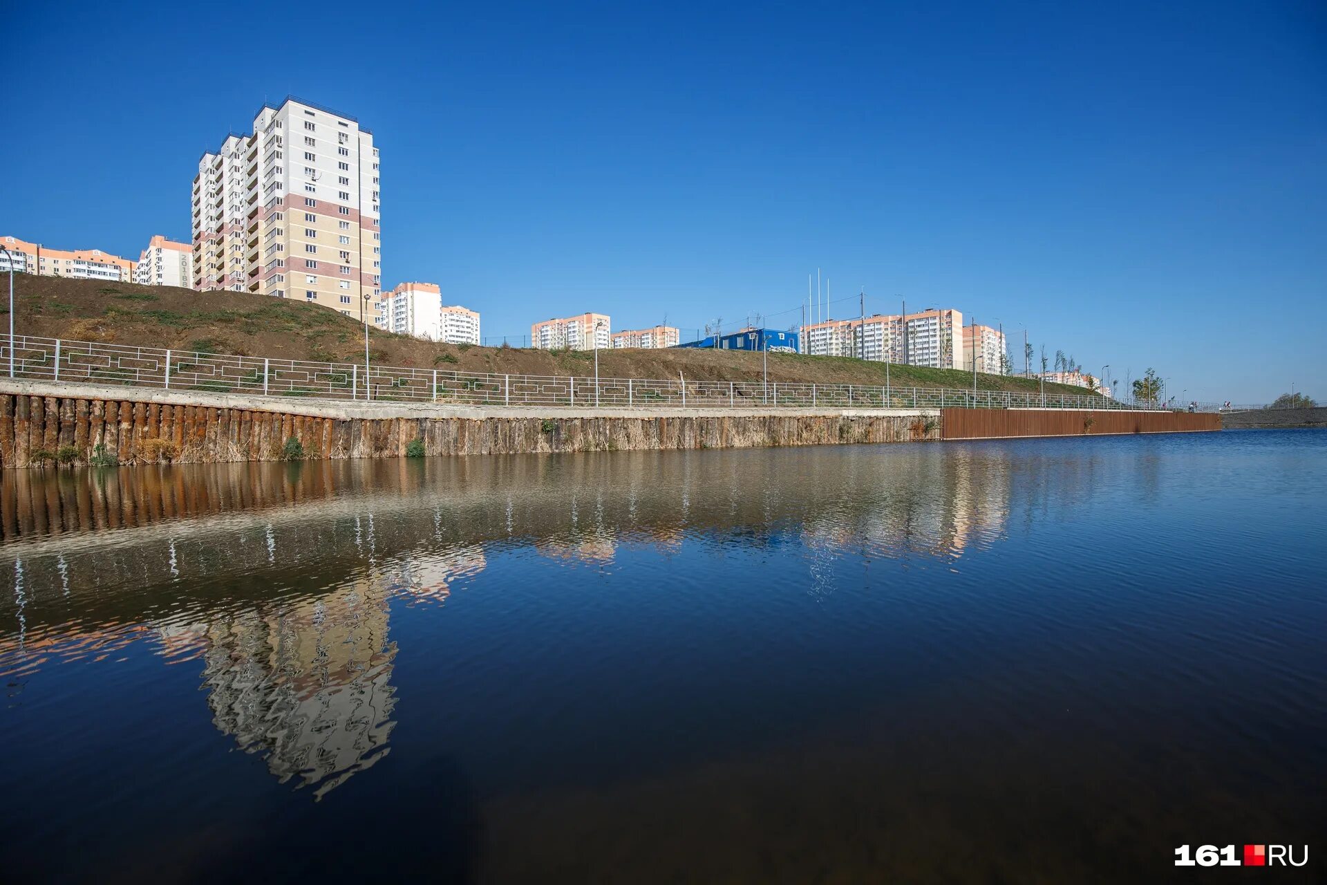 Ростовские водоемы. Озеро на Суворовском Ростов. Набережная Суворовский Ростов на Дону. Пруд на Суворовском Ростов. Парк озеро Суворовский микрорайон.