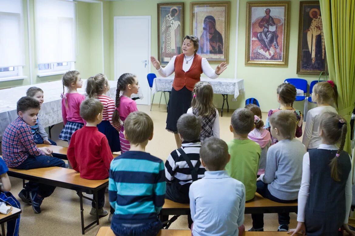 религиозное образование в школах. церковь с воскресной школой. занятия в воскресной школе. уроки воскресной школы. воскресные школы картинки.