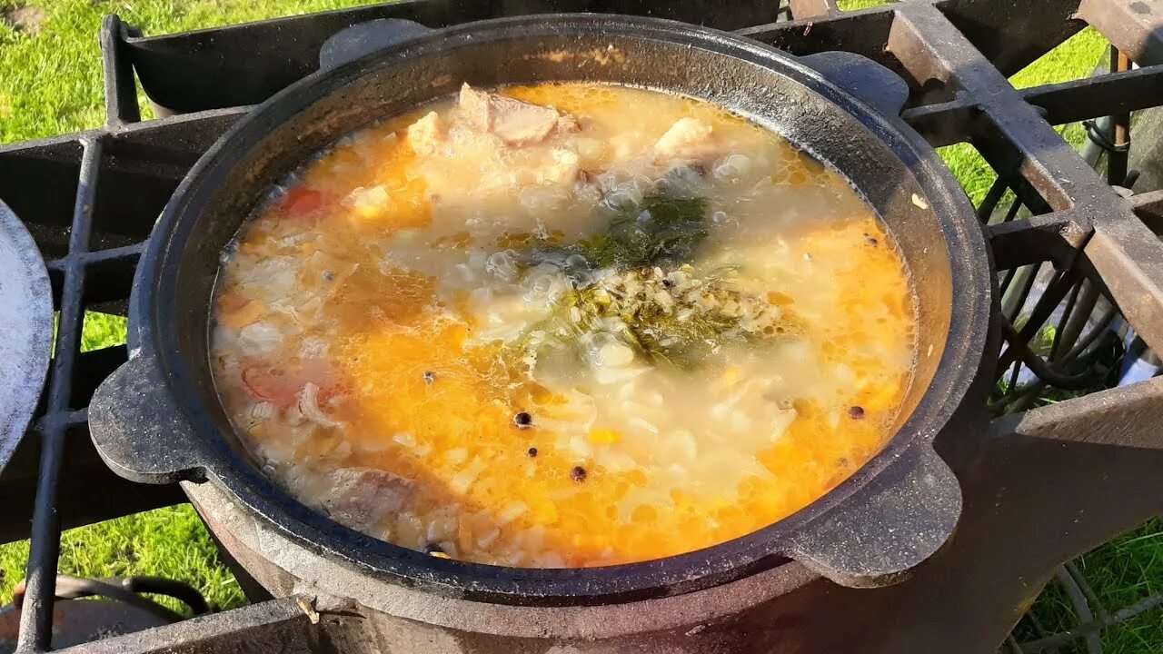 Видео приготовления в казане. Щи в казане на костре. Суп в казане. Блюда в чугунке на костре. Суп в казане на костре.