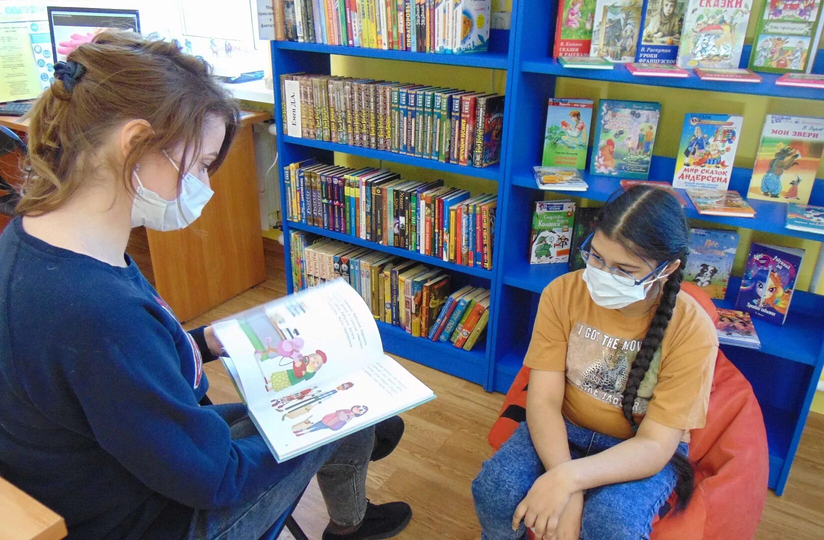 Путешествие в библиотеку отчет. Дети в библиотеке. Громкие чтения в библиотеке для детей. Кружок чтения для детей. Кружок чтения в детском саду.