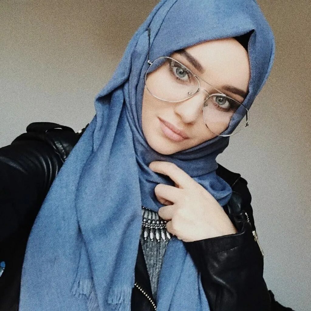 Девушка в хиджабе и очках. Девушка в платке мусульманка. Девушка в платке и очках. Красивые девушки в хиджабе. Хиджаб с очками.