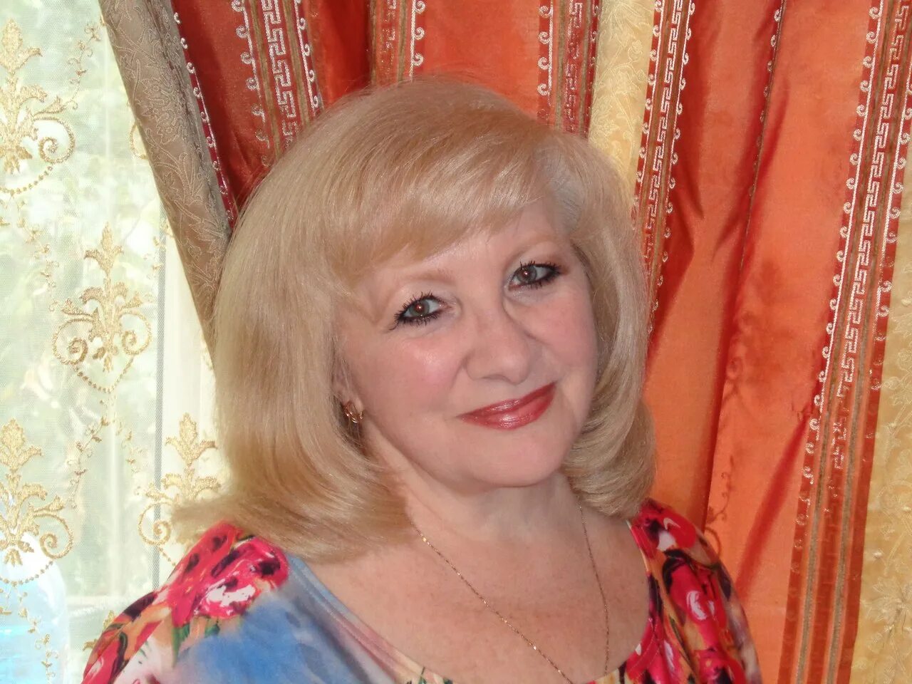 Nadegda пани - ноет. Ютуб пани. Блоггер саранча любовь алексеевна. Влог саранча последнее. Ютуб пани.