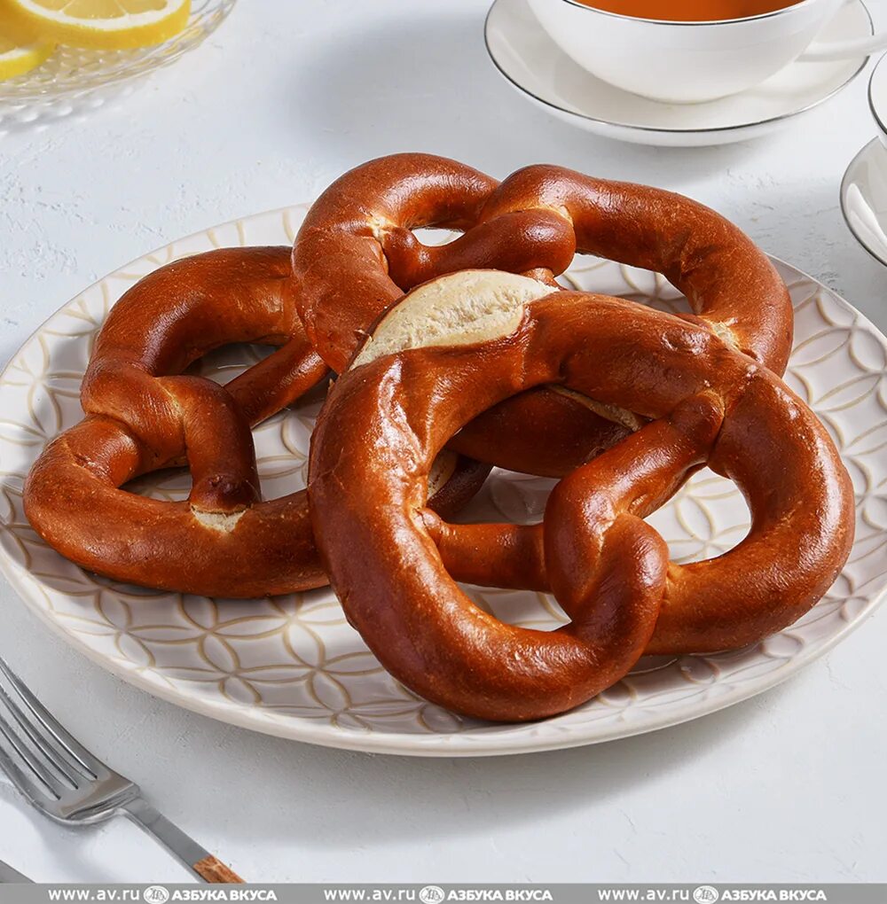 Крендельки бретцель. Крендель брецель. Брецель азбука вкуса. Брецель с солью. Брецель с солью.