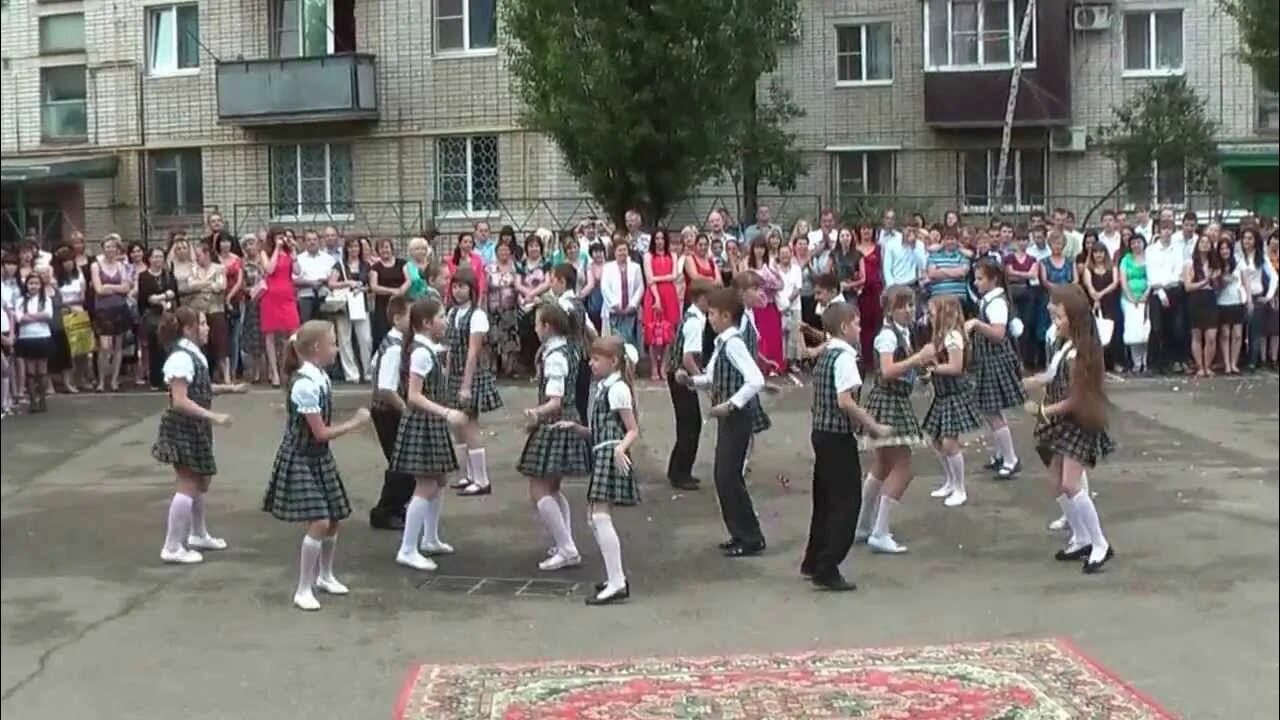 танцы на выпускной в 4 классе в школе. танец на выпускной 4 класс. танец на выпускной в начальной школе 4 класс. танец вальс на выпускной в начальной школе 4 класс. танцы 4 классов.