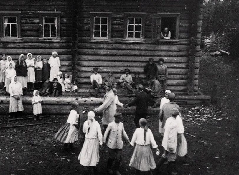 Деревня карелов. Хоровод старая фотография. северные карелы коробейничесвто. брак карелов. деревенский праздник наше время.