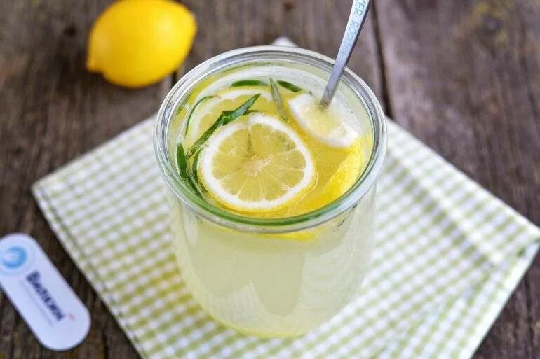 Морс имбирно-лимонный. Домащний лтмонад из лимн. Лимонный компот. Домашний лимонад лимонный. Рецепт лимонада из лимонов и мяты
