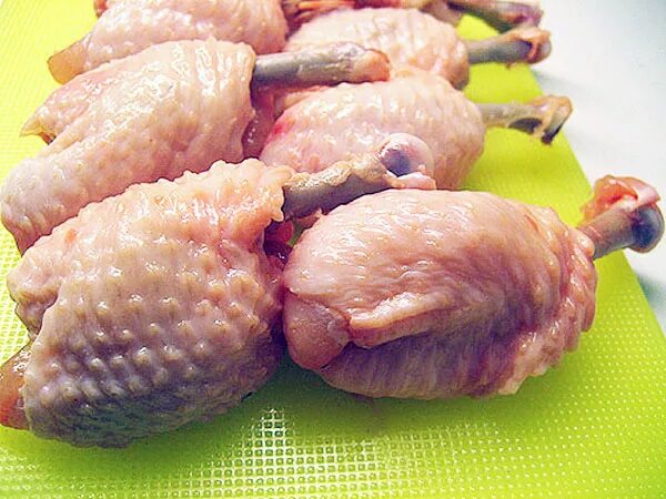 Куриные как вытащить. Куриные крылышки с косточкой. куриные косточки с крыльев. куриные крылышки отрезаем косточку. курица фритюр с костями.