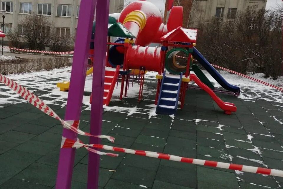 Детские площадки можно ли гулять. Закрытые детские площадки. Огороженная лентой детская площадка. Закрытие детских площадок в Москве. Закрытая детская площадка.