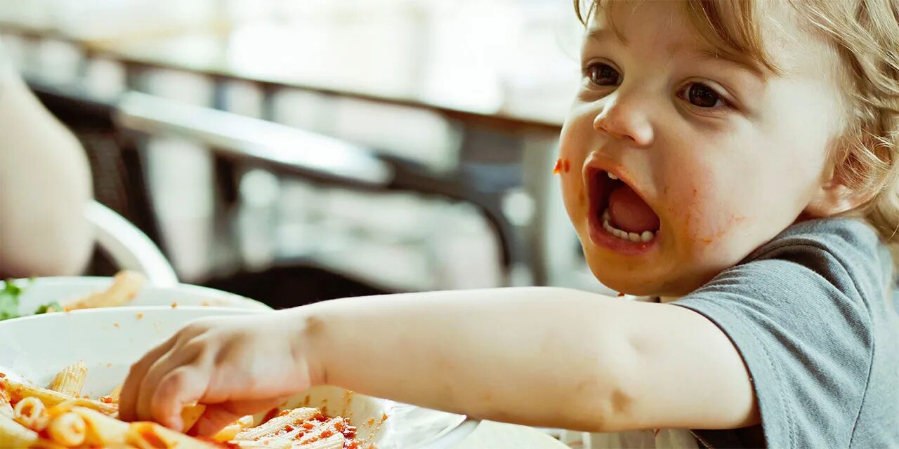 питание детей. педагогический прикорм. еда для детей. ребенок завтракает. ребенок хорошо кушает.