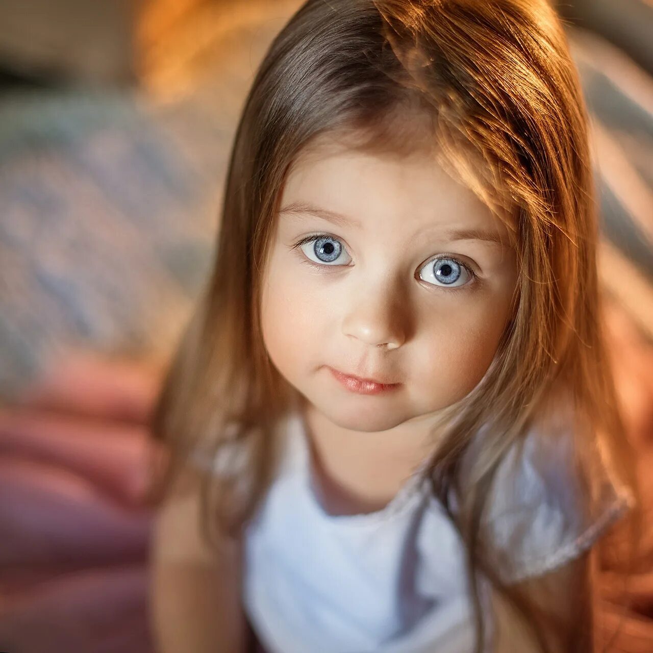 Девочка 5 лет стала. Девочка 5 ти лет. пять лет девочке. девочка 5 лет удивление. стрижка для девочки 10 лет на длинные волосы без челки.