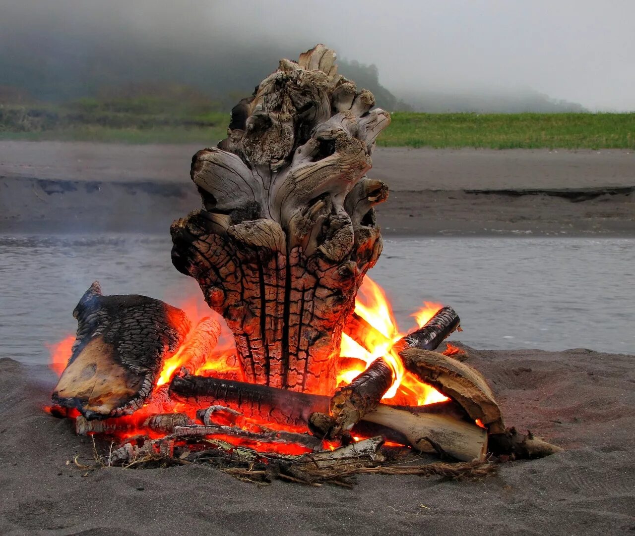 Костер возле реки. Камин огонь красный цвет. При костре. Костер на берегу моря. Огненное пламя.
