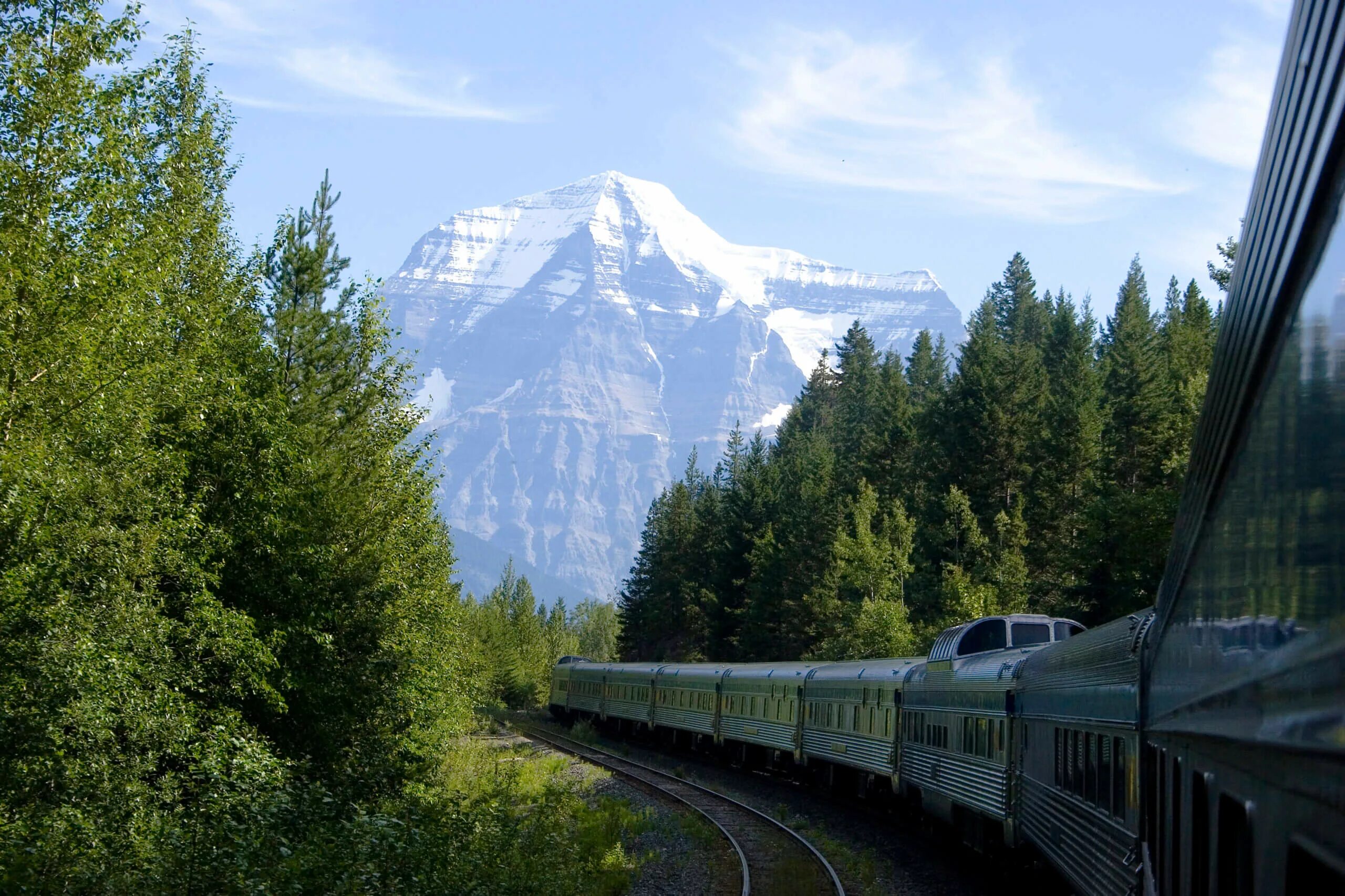 Железная дорога в Саянах горах. Rocky Mountaineer (Канада). Торонто Ванкувер железная дорога. Поезд в горах.