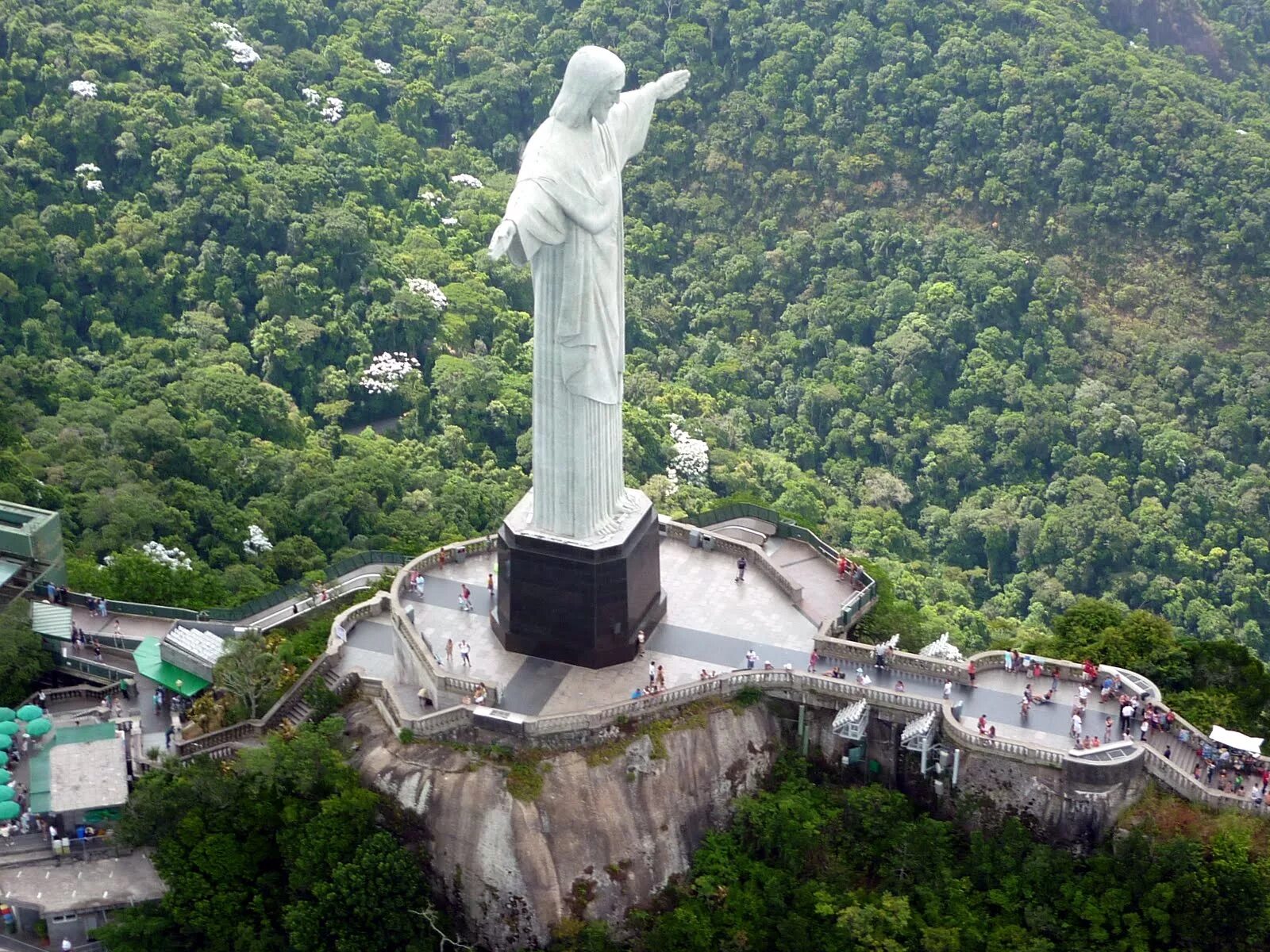 Самый большой памятник. Статуя Христа-Искупителя Бразилия. Статуя Рио де Жанейро фото. Статуя Христа Спасителя в Доминикане. Статуя Христа в Индии.