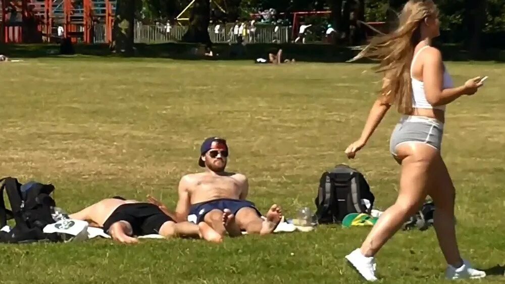 Парень с девушкой на эскалаторе. Мемы про девушек. Реакция девушек когда. Реакция девушек. Реакция мужчины на девушку.