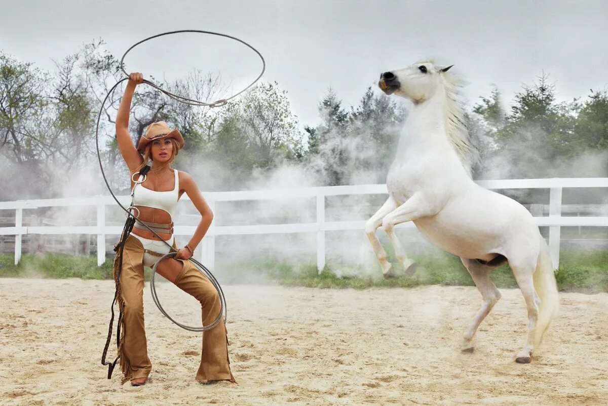 Догнала лошади. Заарканил лошадь. Девушка с лассо. Девушка ковбой с лассо. Ковбой с лассо на лошади.