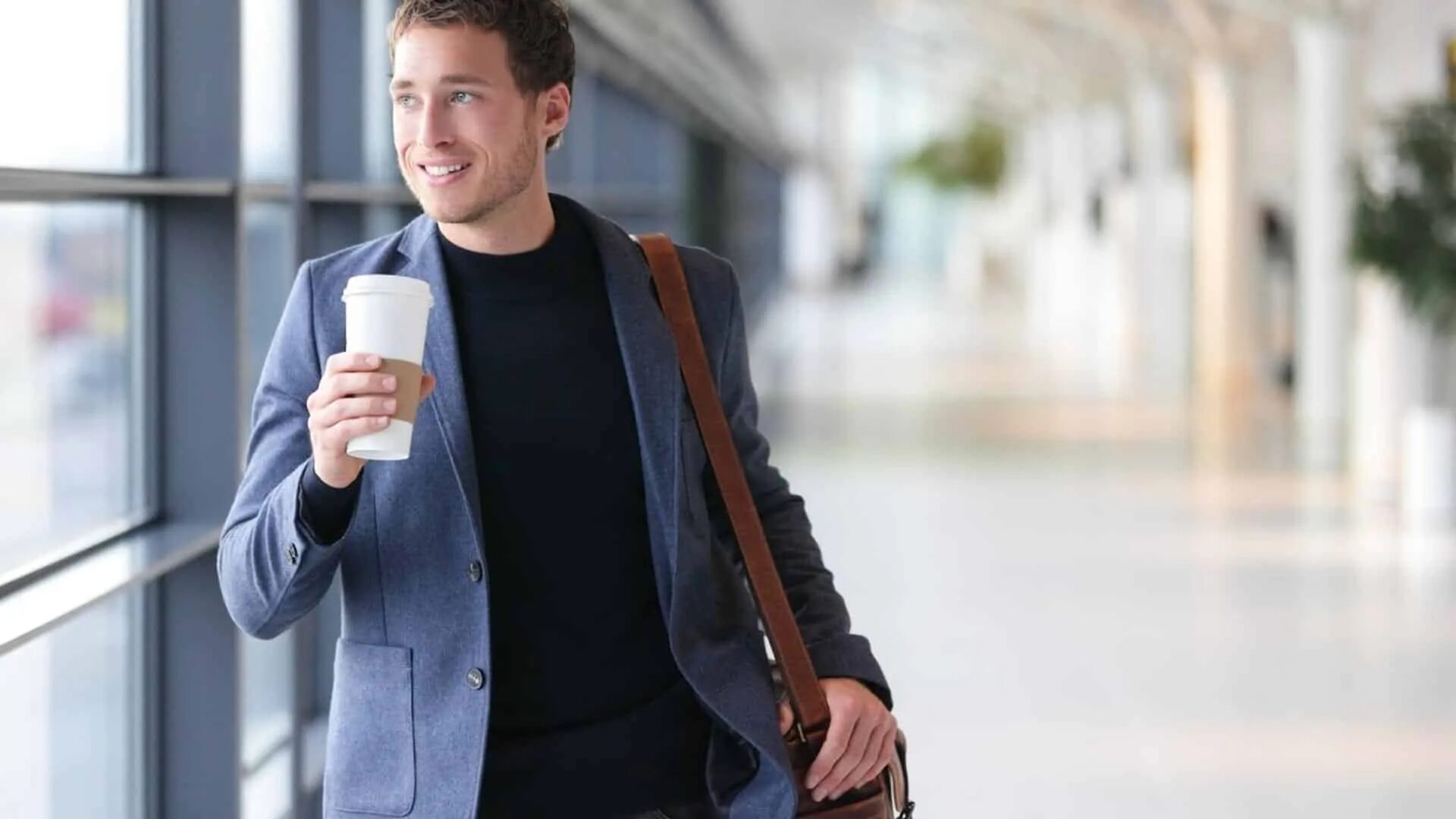 Предприниматель с кофе. Мужчина с мобильным. Предприниматель с кофе. Мужчина в костюме с чашкой. Кофе бизнесмены.