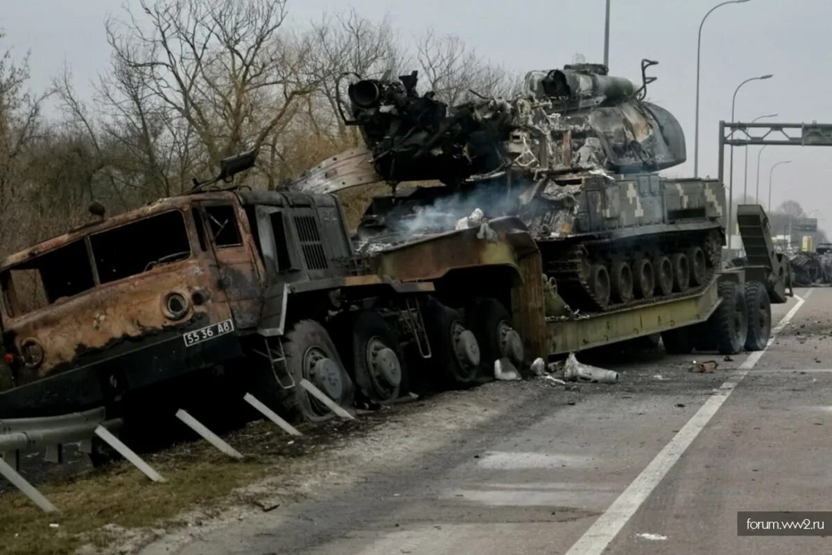 Подбитый российский танк. Российская и украинская техника. Российская и украинская техника. Российская и украинская техника. Бтр-4 трофейный.