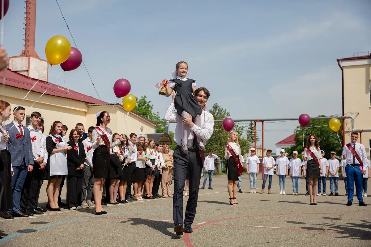 Выпуск школа 22. Ставрополь школа 25 выпускной. Последний звонок. Последний звонок в школе 11 класс. Последний звонок школа Ставрополь.