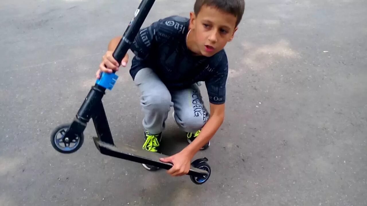 Самокат ломали. Трюковой самокат мкс спорт. школьник на самокате.