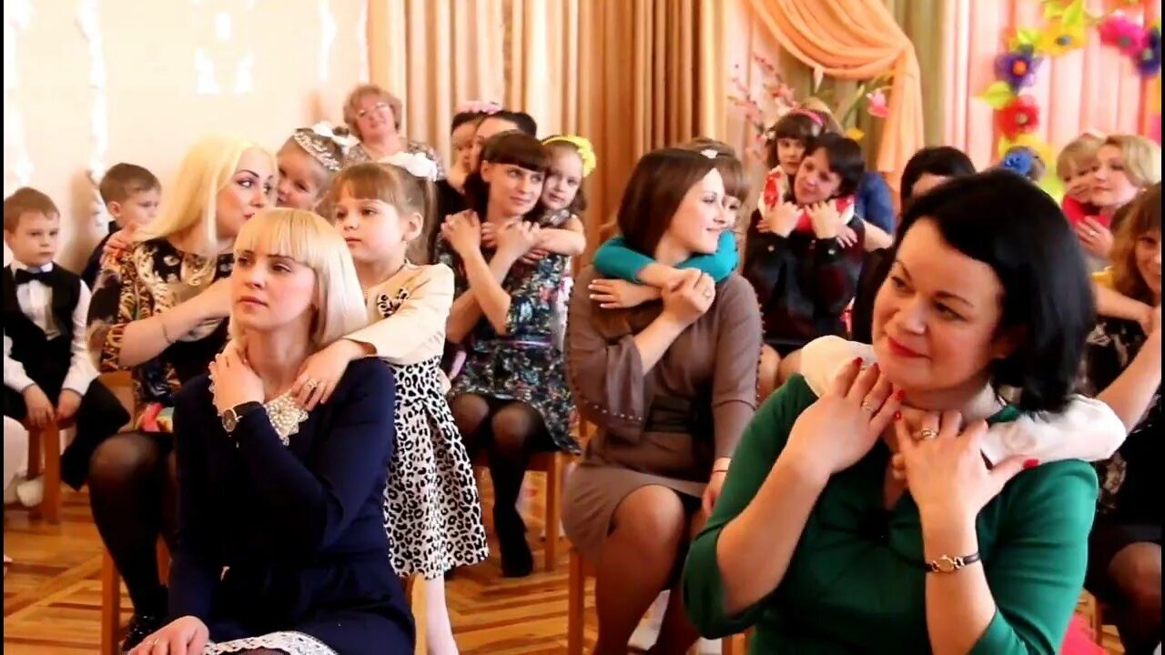 Первый утренник с родителями. Родители на утреннике в детском саду. Мамы на утреннике в детском саду. Родители на детском утреннике. Утренник в садике с родителями.