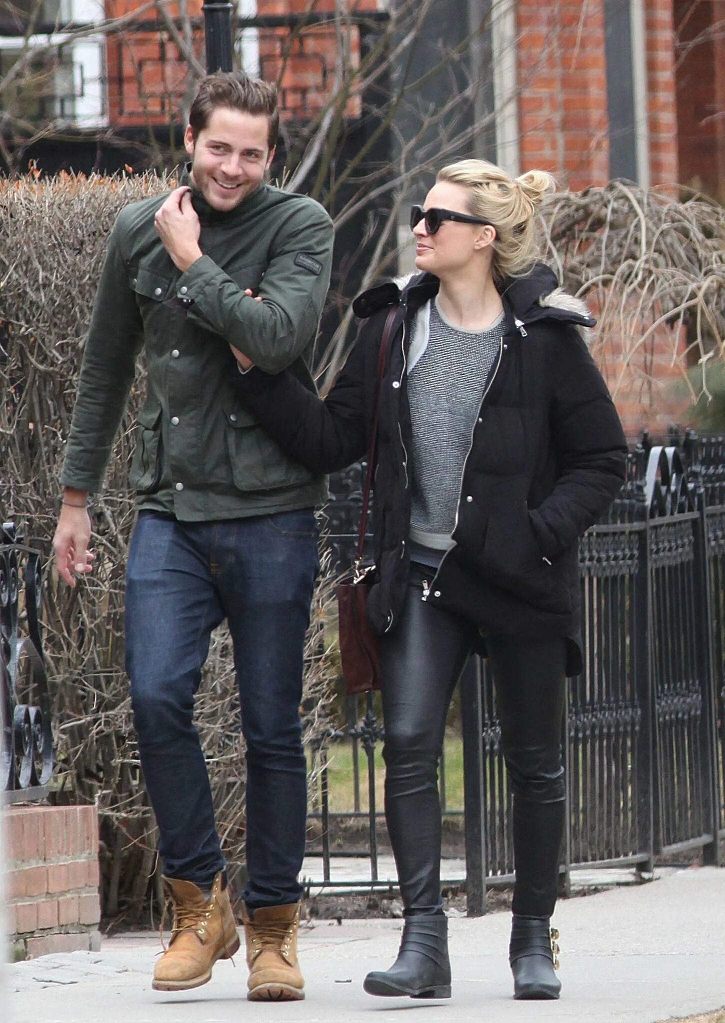 Том аккерли и марго. Margot robbie tom ackerley. марго робби и том аккерли. марго робби и муж том акерли. thomas ackerley.