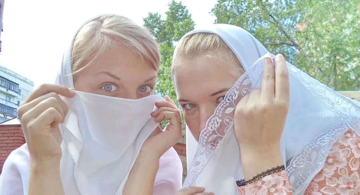Подвязанных платками
