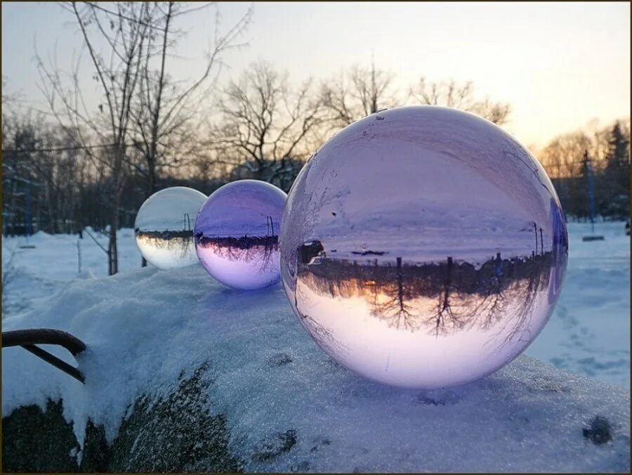 Украшение из ледяных шаров. Цветные шары из льда. Ледяные шары из воздушных шариков. Ледяные цветные шарики. Ледяные украшения для детского сада.
