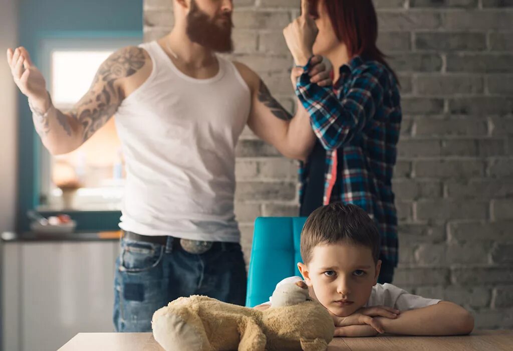 Dysfunctional family. Родители ссорятся при ребенке. Мужчина и родители. Комплексы у мальчиков.