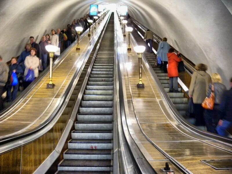 Метро Тбилиси эскалатор. Метро Василеостровская эскалатор. Эскалатор в метро. Эскалатор метро для детей. Метрополитен дети