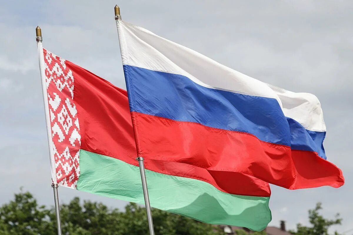 Флаги российско – белорусской. Белоруссия совместно с россией. Российско-белорусские отношения. Белоруссия флаг союзного государства. Российско-белорусские отношения.