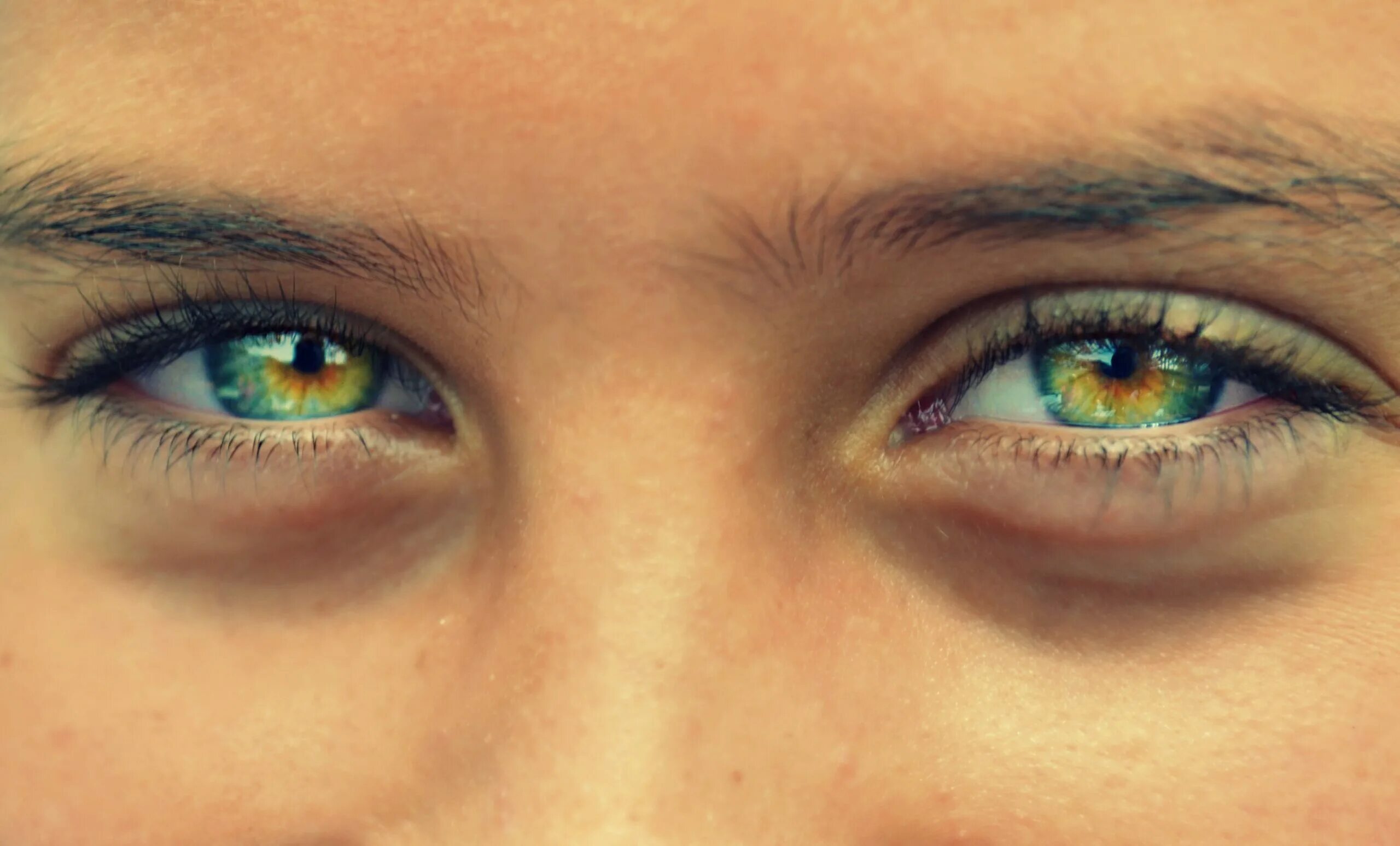Его глаза напротив цвета моря. Центральная гетерохромия хамелеон. Болотный цвет глаз гетерохромия. Зелёные глаза. Изумрудно зеленые глаза.